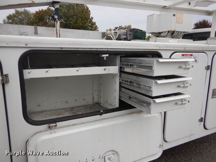 image for item DH2206 1999 GMC Sierra 3500HD bucket truck