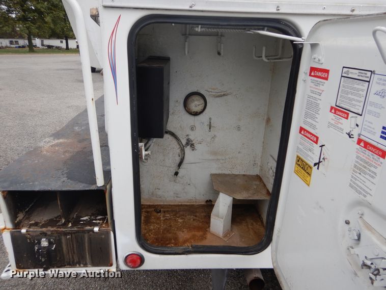 image for item DH2206 1999 GMC Sierra 3500HD bucket truck