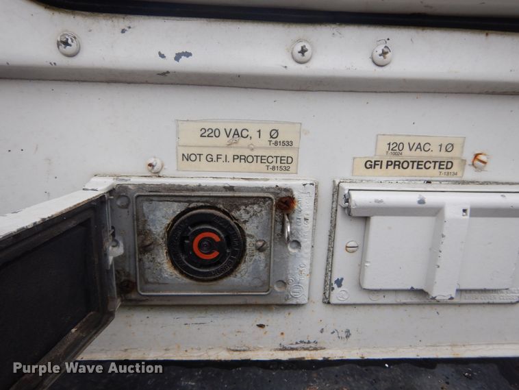 image for item DH2206 1999 GMC Sierra 3500HD bucket truck