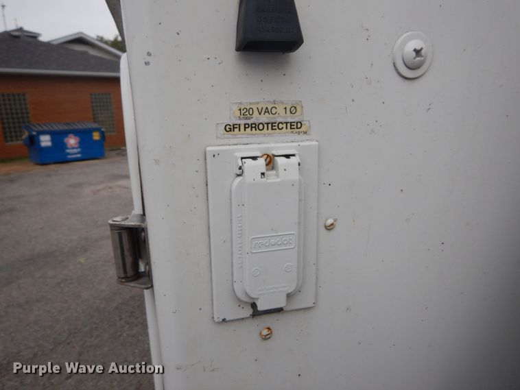 image for item DH2206 1999 GMC Sierra 3500HD bucket truck