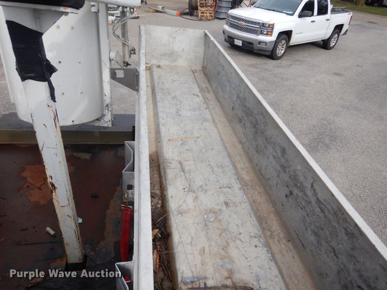 image for item DH2206 1999 GMC Sierra 3500HD bucket truck