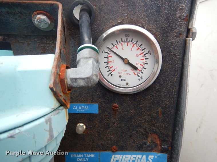 image for item DH2206 1999 GMC Sierra 3500HD bucket truck