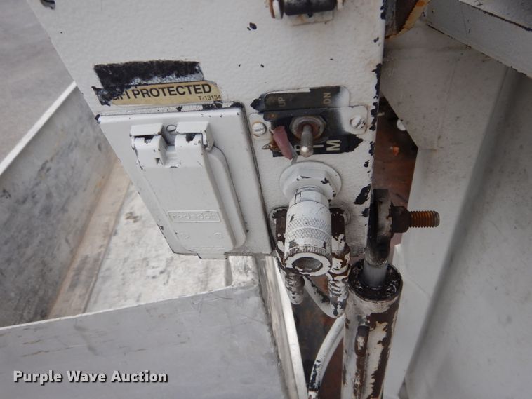 image for item DH2206 1999 GMC Sierra 3500HD bucket truck