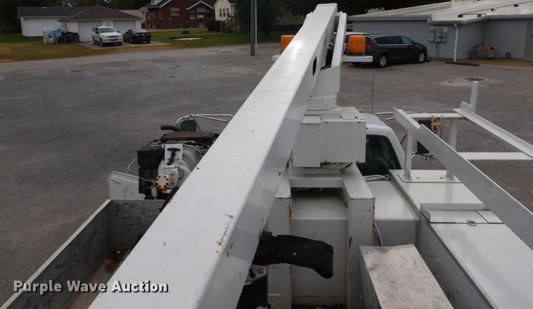 image for item DH2206 1999 GMC Sierra 3500HD bucket truck