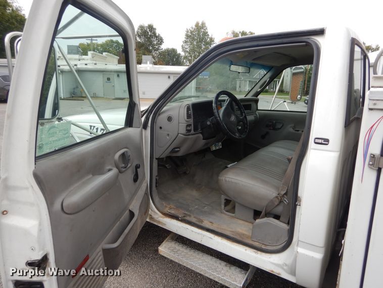 image for item DH2206 1999 GMC Sierra 3500HD bucket truck