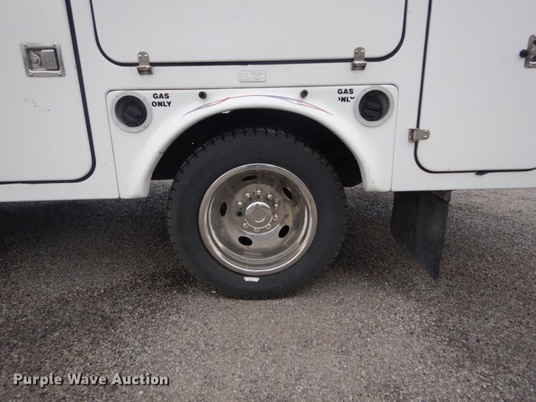 image for item DH2206 1999 GMC Sierra 3500HD bucket truck