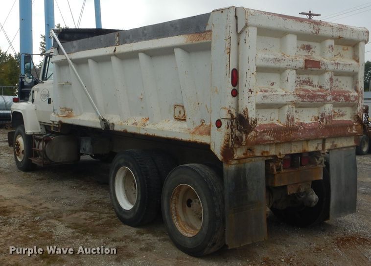 image for item DH6245 1995 Ford L8000 dump truck