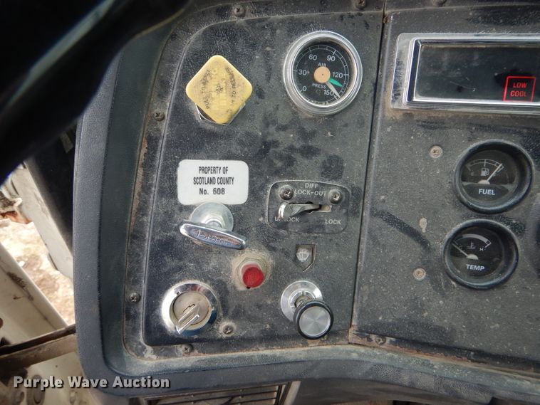 image for item DH6245 1995 Ford L8000 dump truck