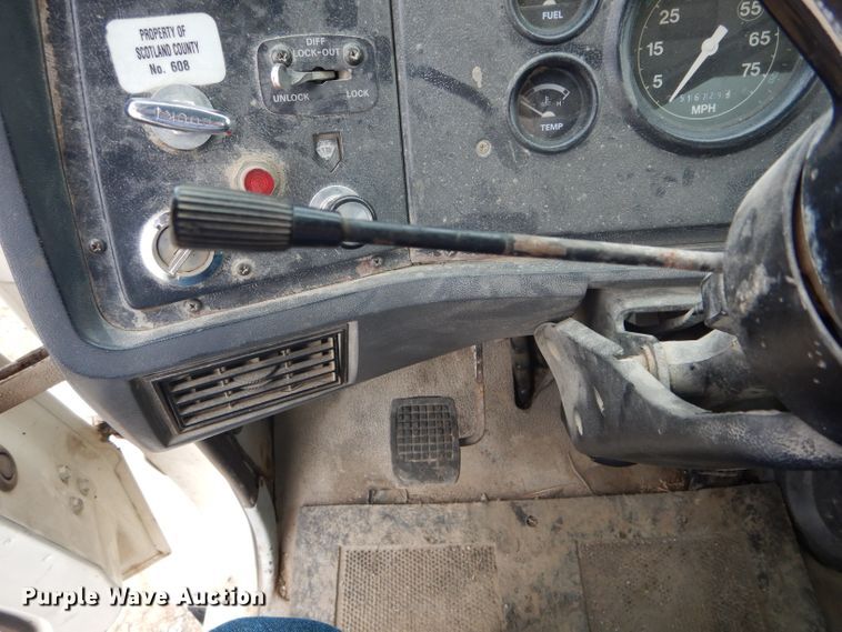 image for item DH6245 1995 Ford L8000 dump truck