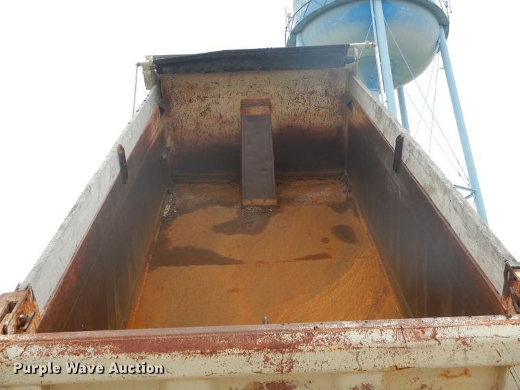 image for item DH6245 1995 Ford L8000 dump truck