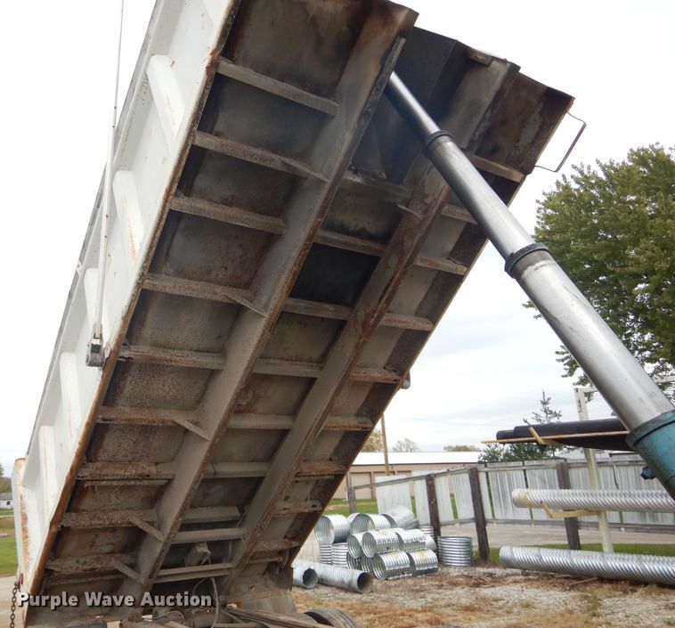 image for item DH6245 1995 Ford L8000 dump truck