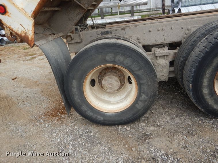 image for item DH6245 1995 Ford L8000 dump truck