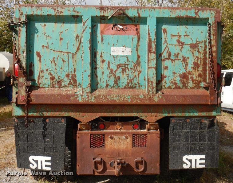 image for item DI2639 2001 International 4900 dump truck