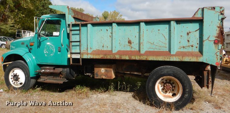 image for item DI2639 2001 International 4900 dump truck