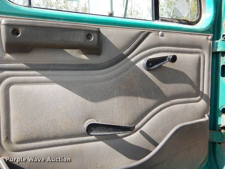 image for item DI2639 2001 International 4900 dump truck