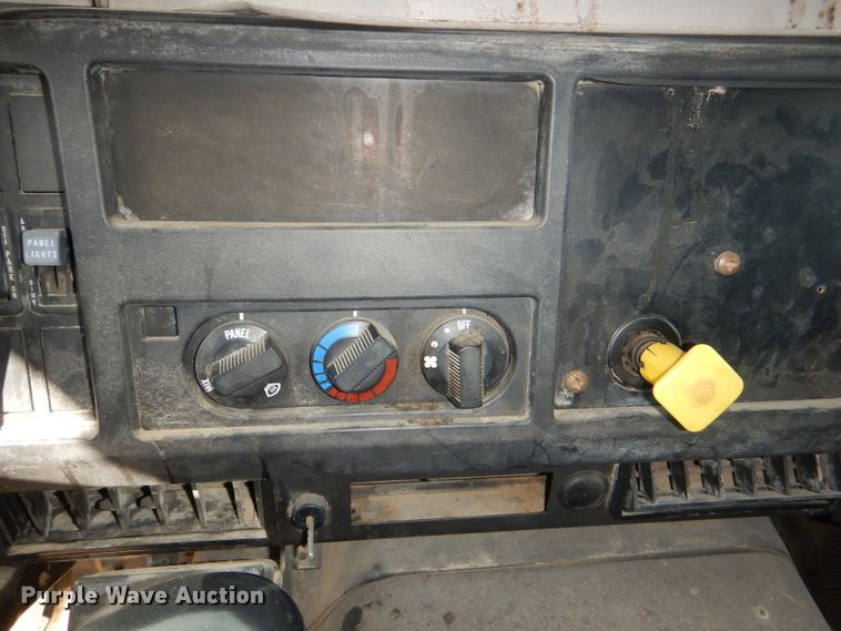 image for item DI2639 2001 International 4900 dump truck