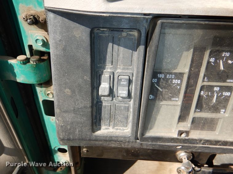 image for item DI2639 2001 International 4900 dump truck