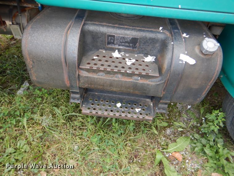 image for item DI2639 2001 International 4900 dump truck