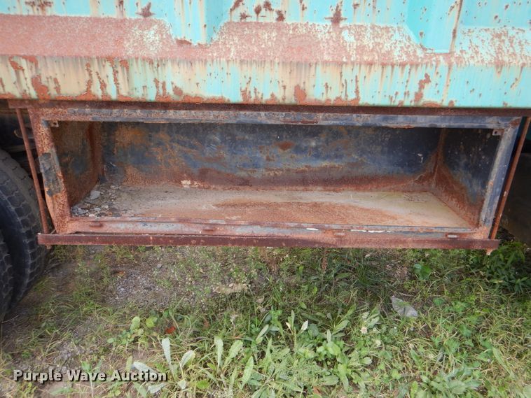 image for item DI2639 2001 International 4900 dump truck