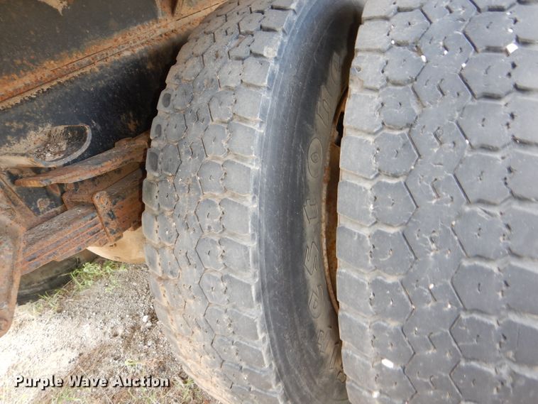 image for item DI2639 2001 International 4900 dump truck