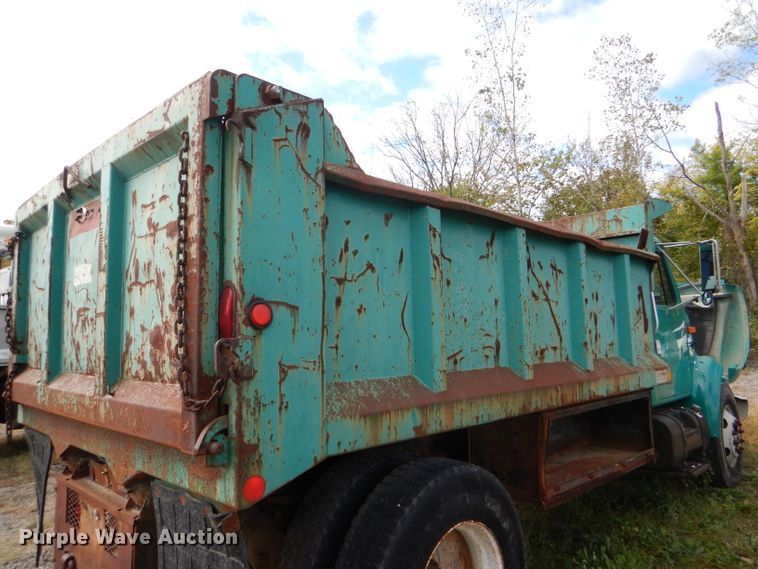 image for item DI2639 2001 International 4900 dump truck