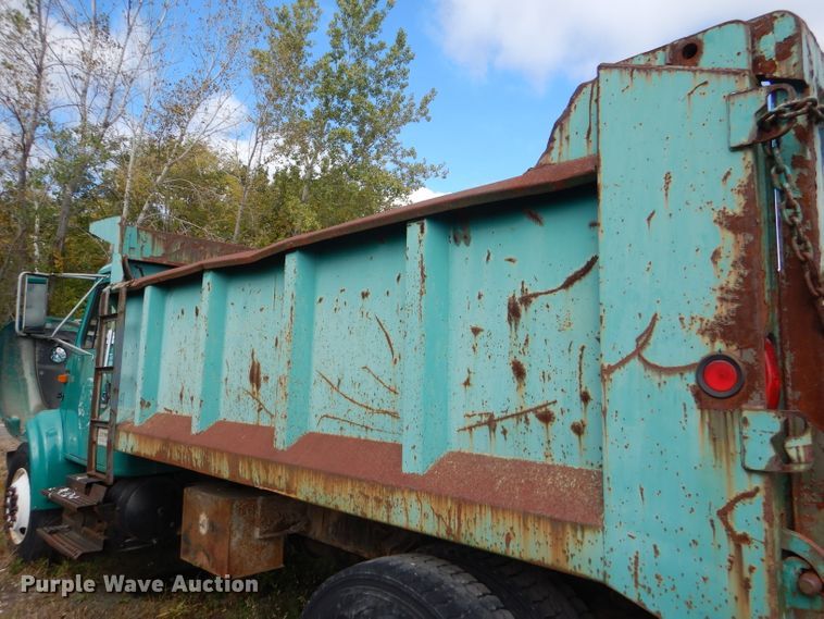 image for item DI2639 2001 International 4900 dump truck