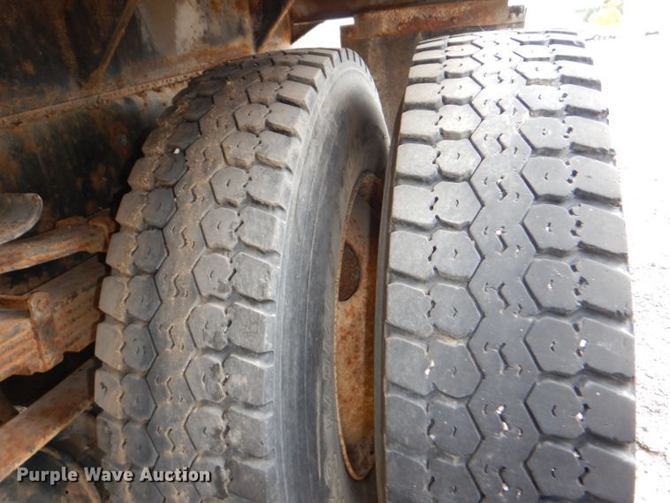 image for item DI2639 2001 International 4900 dump truck