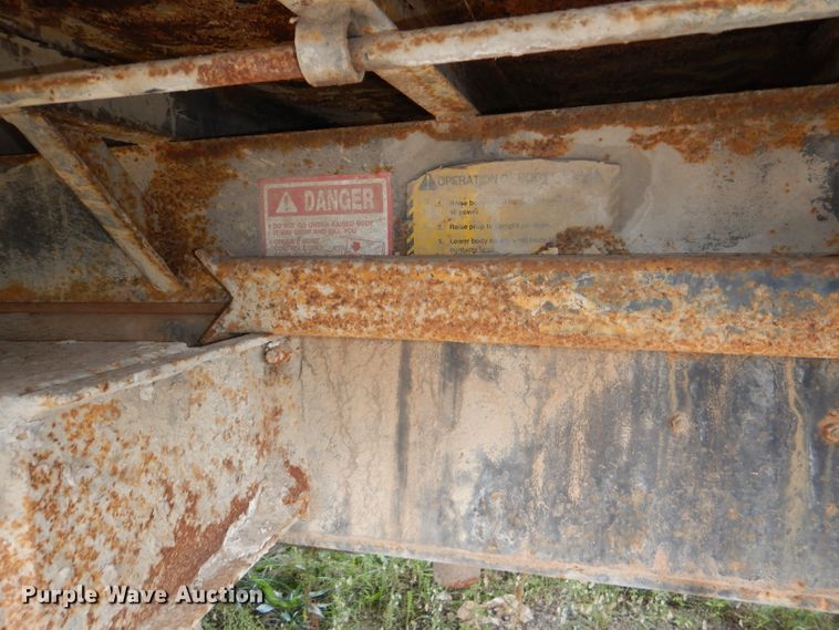 image for item DI2639 2001 International 4900 dump truck