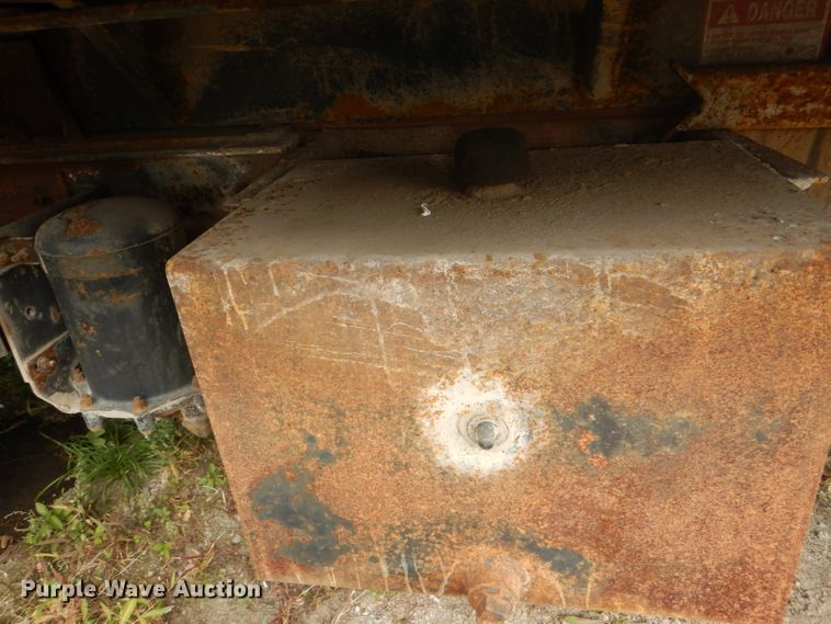 image for item DI2639 2001 International 4900 dump truck