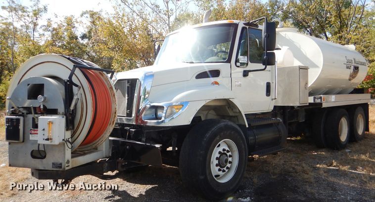 image for item DI2640 2004 International 7400 sewer jetter truck