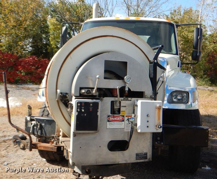 image for item DI2640 2004 International 7400 sewer jetter truck