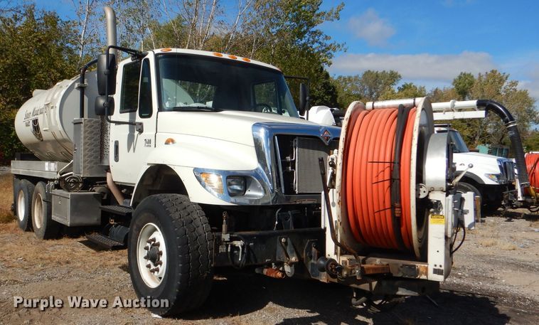 image for item DI2640 2004 International 7400 sewer jetter truck