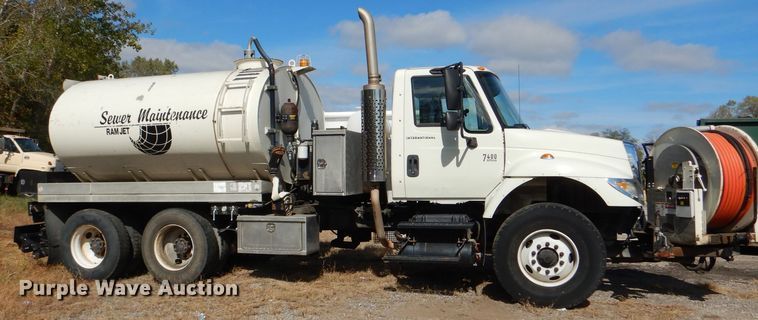 image for item DI2640 2004 International 7400 sewer jetter truck
