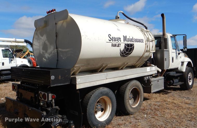 image for item DI2640 2004 International 7400 sewer jetter truck
