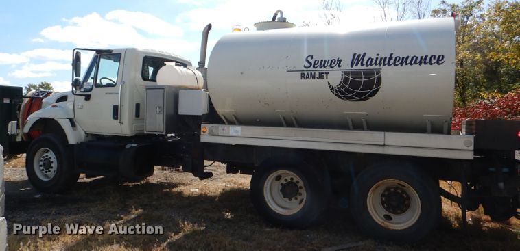 image for item DI2640 2004 International 7400 sewer jetter truck