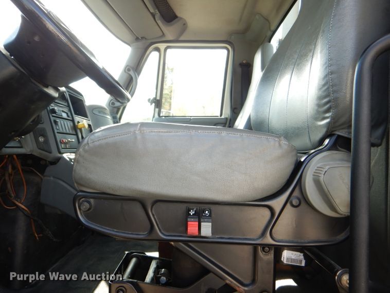 image for item DI2640 2004 International 7400 sewer jetter truck