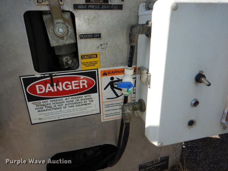 image for item DI2640 2004 International 7400 sewer jetter truck