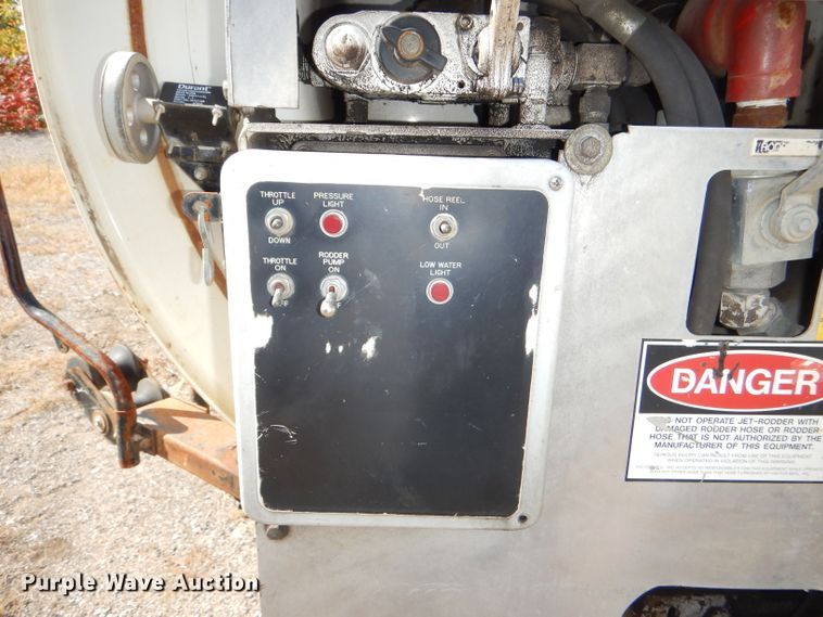 image for item DI2640 2004 International 7400 sewer jetter truck