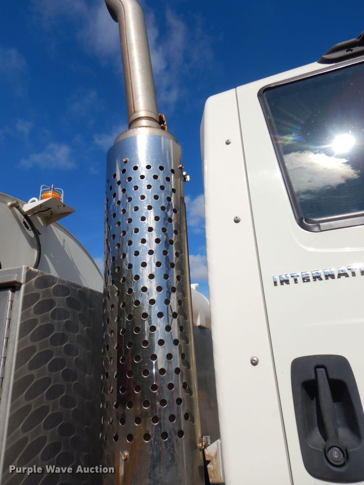 image for item DI2640 2004 International 7400 sewer jetter truck