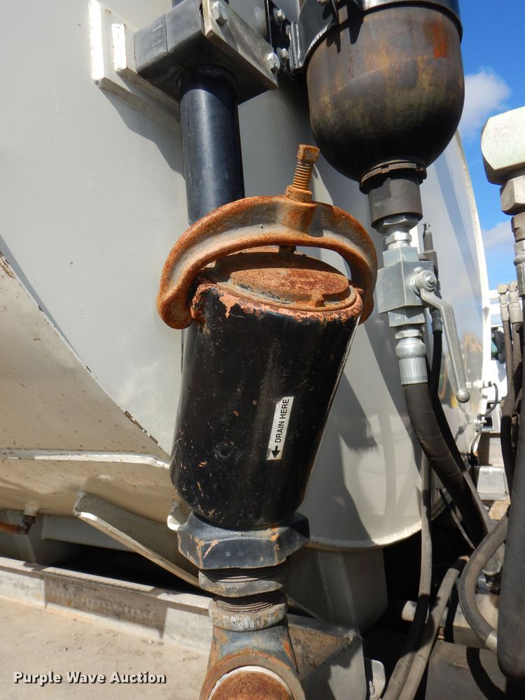 image for item DI2640 2004 International 7400 sewer jetter truck