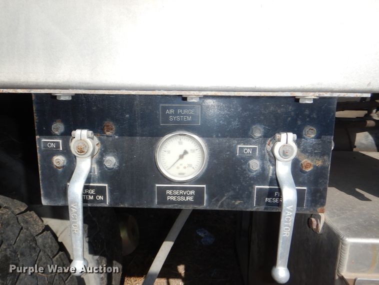 image for item DI2640 2004 International 7400 sewer jetter truck