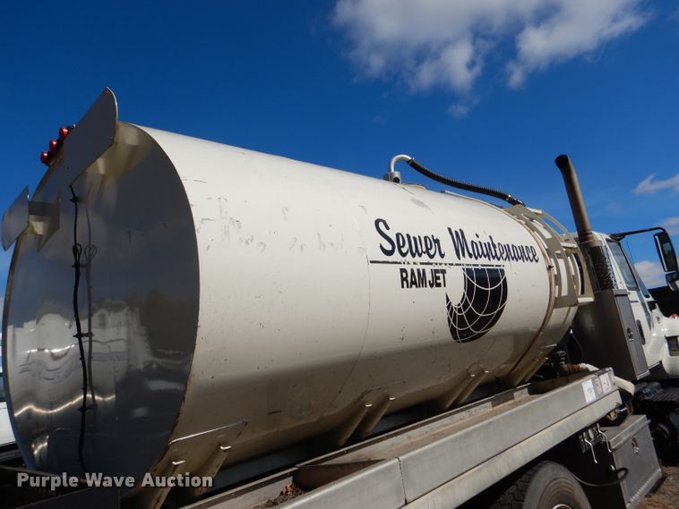 image for item DI2640 2004 International 7400 sewer jetter truck