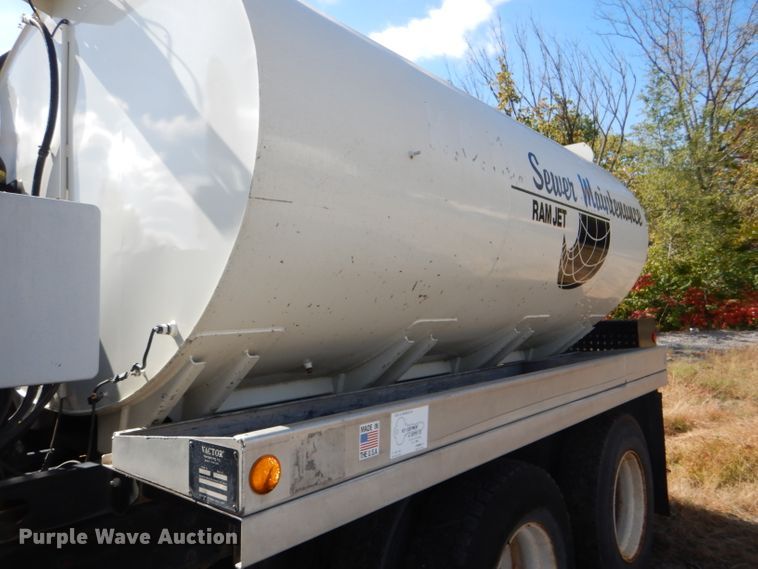 image for item DI2640 2004 International 7400 sewer jetter truck