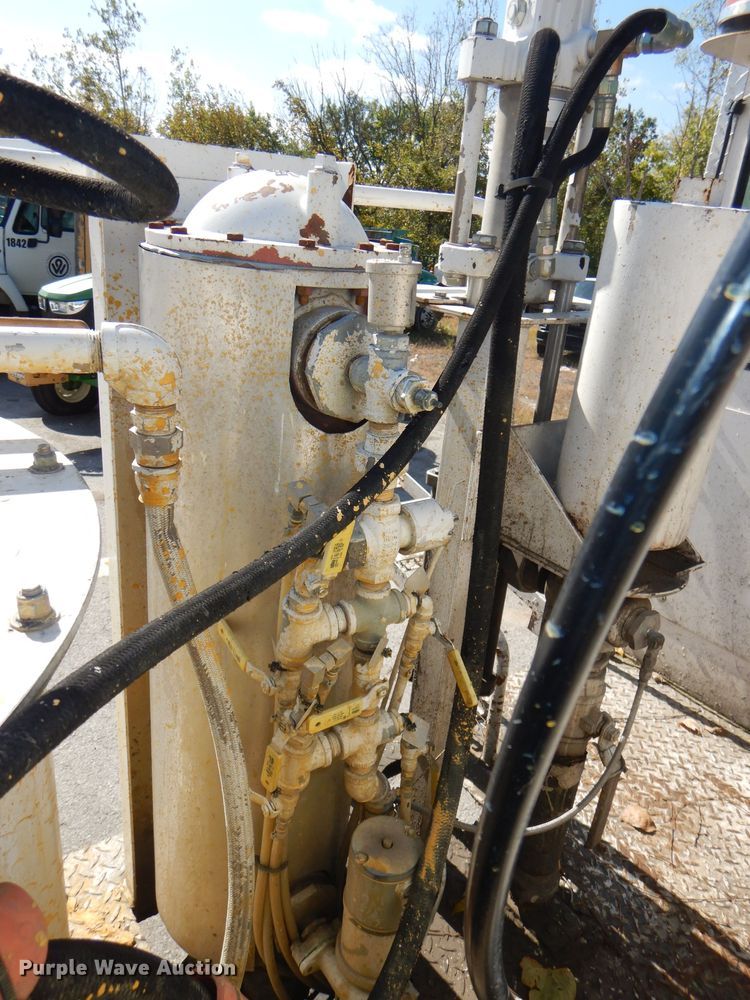 image for item DI2645 1999 GMC T6500 paint striper truck