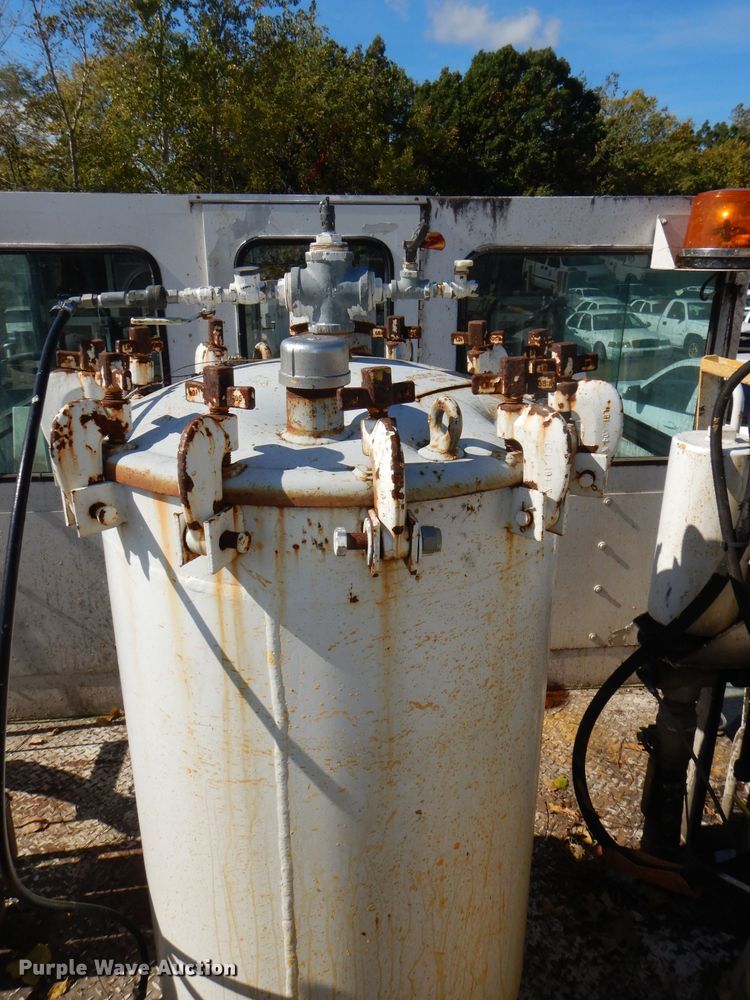 image for item DI2645 1999 GMC T6500 paint striper truck