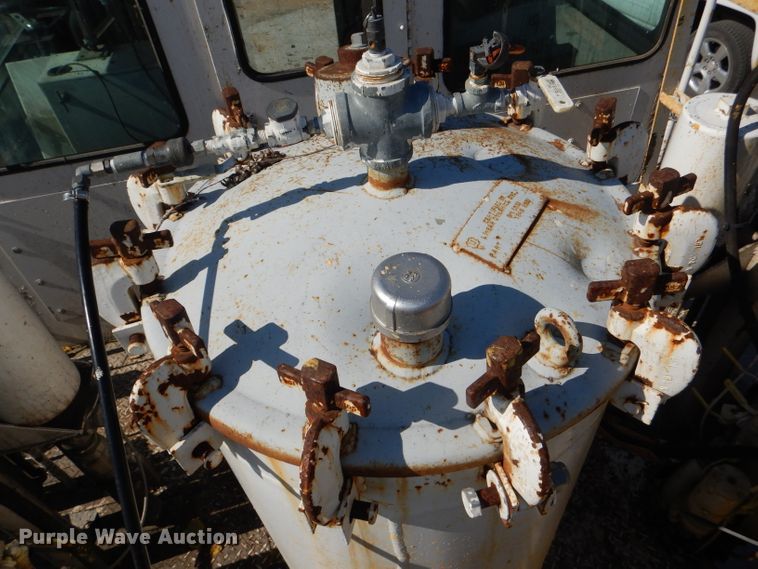 image for item DI2645 1999 GMC T6500 paint striper truck