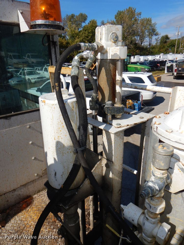 image for item DI2645 1999 GMC T6500 paint striper truck