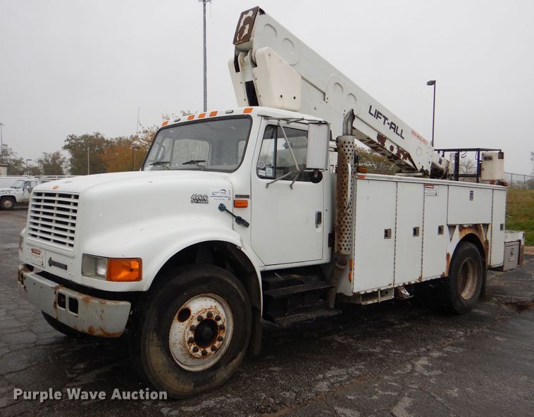 image for item DI2648 2002 International 4900 bucket truck