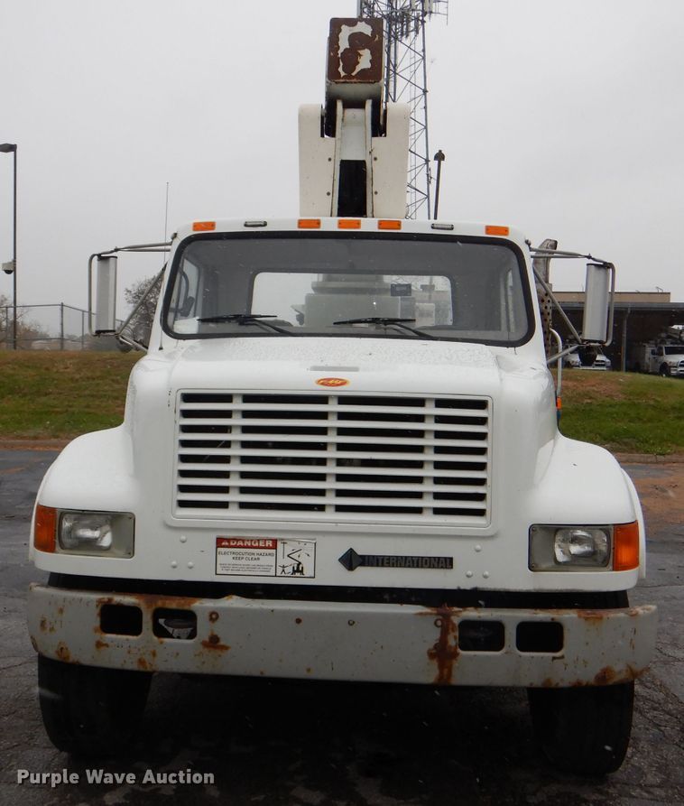 image for item DI2648 2002 International 4900 bucket truck
