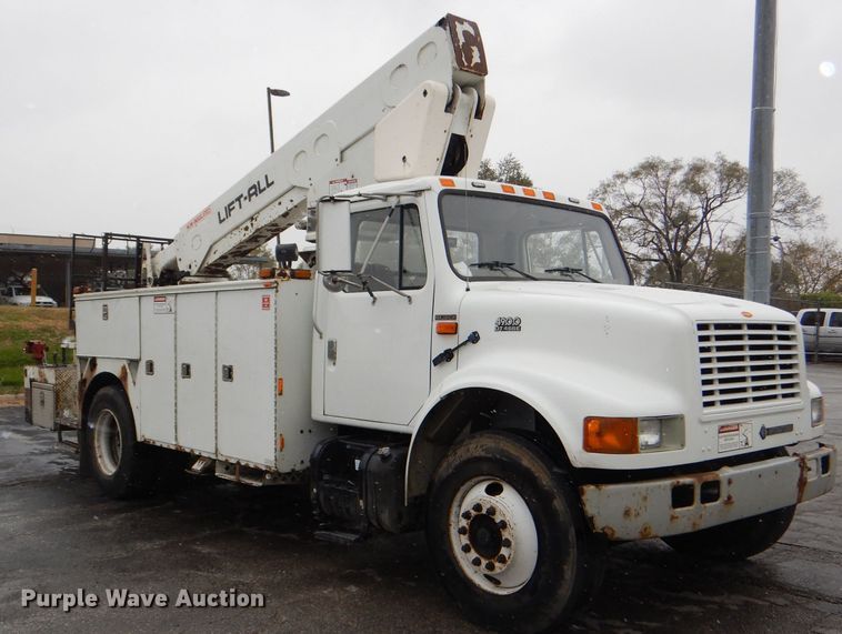 image for item DI2648 2002 International 4900 bucket truck